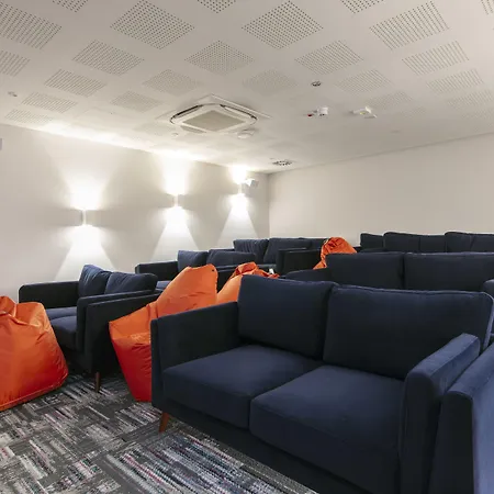 Coleman Court Summer شقة