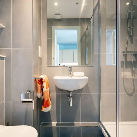 Coleman Court Summer شقة